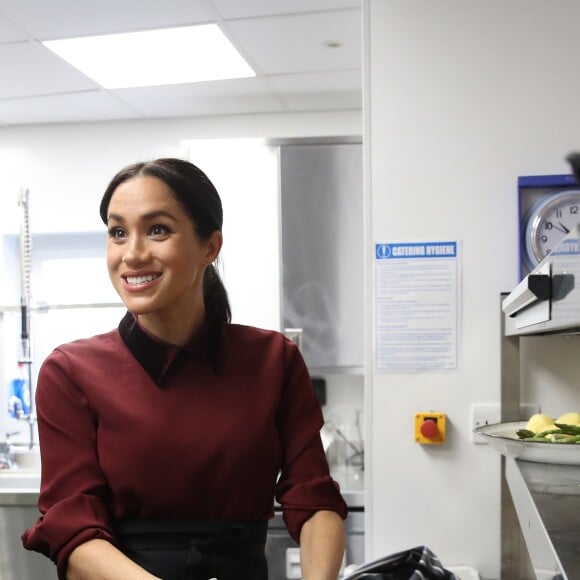 La duchesse Meghan de Sussex (Meghan Markle), enceinte et habillée d'une robe Club Monaco (et d'un tablier), a rencontré à nouveau les femmes de la Hubb Community Kitchen et cuisiné avec elles le 21 novembre 2018 au centre culturel Al Manaar dans North Kensington à Londres.