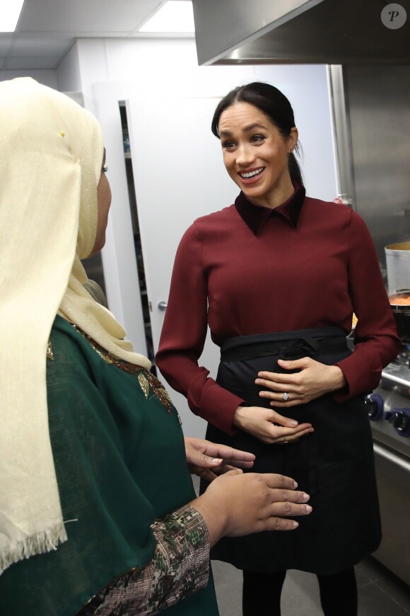 La duchesse Meghan de Sussex (Meghan Markle), enceinte et habillée d'une robe Club Monaco (et d'un tablier), a rencontré à nouveau les femmes de la Hubb Community Kitchen et cuisiné avec elles le 21 novembre 2018 au centre culturel Al Manaar dans North Kensington à Londres.