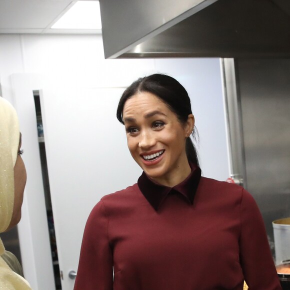La duchesse Meghan de Sussex (Meghan Markle), enceinte et habillée d'une robe Club Monaco (et d'un tablier), a rencontré à nouveau les femmes de la Hubb Community Kitchen et cuisiné avec elles le 21 novembre 2018 au centre culturel Al Manaar dans North Kensington à Londres.