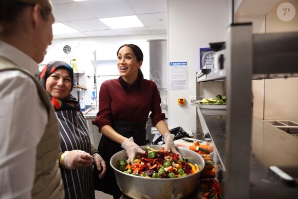 La duchesse Meghan de Sussex (Meghan Markle), enceinte et habillée d'une robe Club Monaco (et d'un tablier), a rencontré à nouveau les femmes de la Hubb Community Kitchen et cuisiné avec elles le 21 novembre 2018 au centre culturel Al Manaar dans North Kensington à Londres.