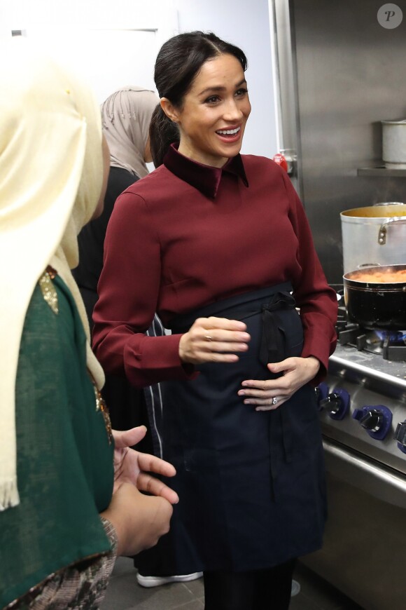 La duchesse Meghan de Sussex (Meghan Markle), enceinte et habillée d'une robe Club Monaco (et d'un tablier), a rencontré à nouveau les femmes de la Hubb Community Kitchen et cuisiné avec elles le 21 novembre 2018 au centre culturel Al Manaar dans North Kensington à Londres.