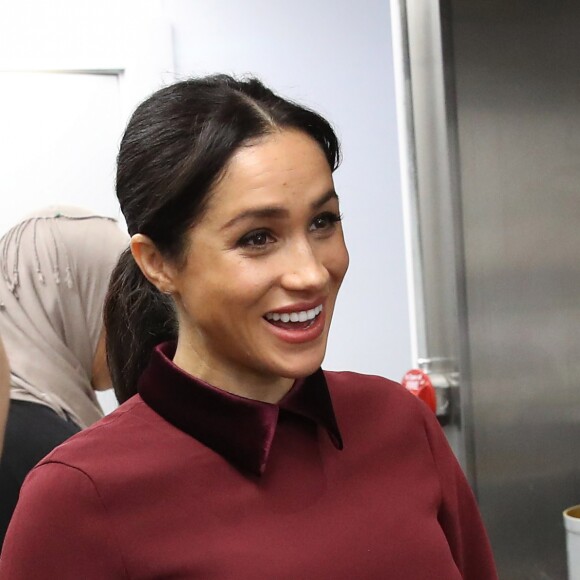 La duchesse Meghan de Sussex (Meghan Markle), enceinte et habillée d'une robe Club Monaco (et d'un tablier), a rencontré à nouveau les femmes de la Hubb Community Kitchen et cuisiné avec elles le 21 novembre 2018 au centre culturel Al Manaar dans North Kensington à Londres.