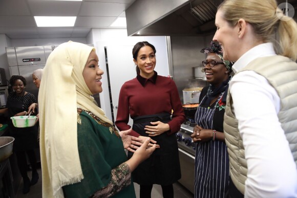 La duchesse Meghan de Sussex (Meghan Markle), enceinte et habillée d'une robe Club Monaco (et d'un tablier), a rencontré à nouveau les femmes de la Hubb Community Kitchen et cuisiné avec elles le 21 novembre 2018 au centre culturel Al Manaar dans North Kensington à Londres.