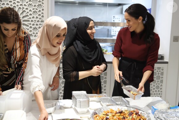 La duchesse Meghan de Sussex (Meghan Markle), enceinte et habillée d'une robe Club Monaco (et d'un tablier), a rencontré à nouveau les femmes de la Hubb Community Kitchen et cuisiné avec elles le 21 novembre 2018 au centre culturel Al Manaar dans North Kensington à Londres.