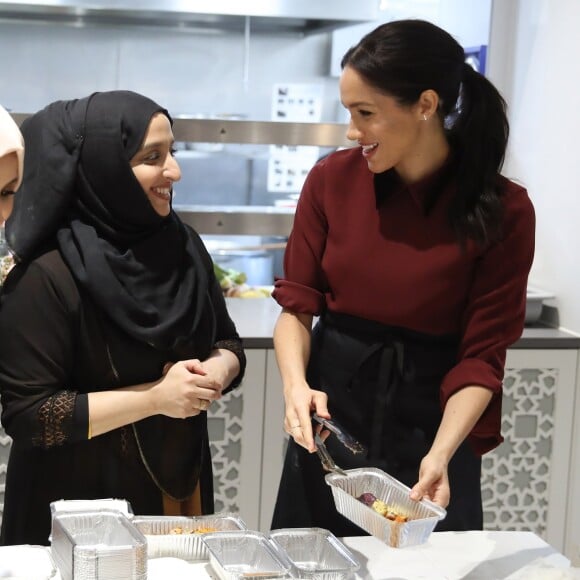 La duchesse Meghan de Sussex (Meghan Markle), enceinte et habillée d'une robe Club Monaco (et d'un tablier), a rencontré à nouveau les femmes de la Hubb Community Kitchen et cuisiné avec elles le 21 novembre 2018 au centre culturel Al Manaar dans North Kensington à Londres.