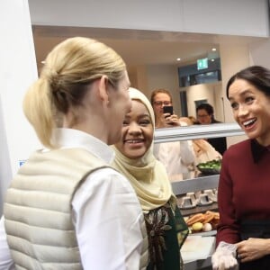 La duchesse Meghan de Sussex (Meghan Markle), enceinte et habillée d'une robe Club Monaco (et d'un tablier), a rencontré à nouveau les femmes de la Hubb Community Kitchen et cuisiné avec elles le 21 novembre 2018 au centre culturel Al Manaar dans North Kensington à Londres.