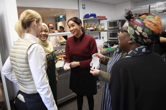 La duchesse Meghan de Sussex (Meghan Markle), enceinte et habillée d'une robe Club Monaco (et d'un tablier), a rencontré à nouveau les femmes de la Hubb Community Kitchen et cuisiné avec elles le 21 novembre 2018 au centre culturel Al Manaar dans North Kensington à Londres.
