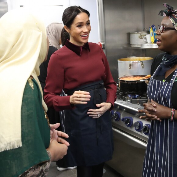 La duchesse Meghan de Sussex (Meghan Markle), enceinte et habillée d'une robe Club Monaco (et d'un tablier), a rencontré à nouveau les femmes de la Hubb Community Kitchen et cuisiné avec elles le 21 novembre 2018 au centre culturel Al Manaar dans North Kensington à Londres.