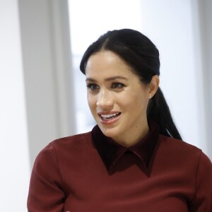 La duchesse Meghan de Sussex (Meghan Markle), enceinte et habillée d'une robe Club Monaco (et d'un tablier), a rencontré à nouveau les femmes de la Hubb Community Kitchen et cuisiné avec elles le 21 novembre 2018 au centre culturel Al Manaar dans North Kensington à Londres.