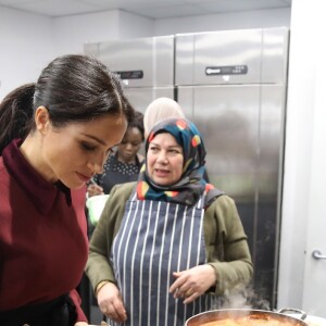 La duchesse Meghan de Sussex (Meghan Markle), enceinte et habillée d'une robe Club Monaco (et d'un tablier), a rencontré à nouveau les femmes de la Hubb Community Kitchen et cuisiné avec elles le 21 novembre 2018 au centre culturel Al Manaar dans North Kensington à Londres.