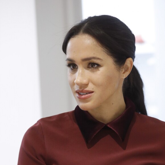 La duchesse Meghan de Sussex (Meghan Markle), enceinte et habillée d'une robe Club Monaco (et d'un tablier), a rencontré à nouveau les femmes de la Hubb Community Kitchen et cuisiné avec elles le 21 novembre 2018 au centre culturel Al Manaar dans North Kensington à Londres.