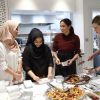 La duchesse Meghan de Sussex (Meghan Markle), enceinte et habillée d'une robe Club Monaco (et d'un tablier), a rencontré à nouveau les femmes de la Hubb Community Kitchen et cuisiné avec elles le 21 novembre 2018 au centre culturel Al Manaar dans North Kensington à Londres.