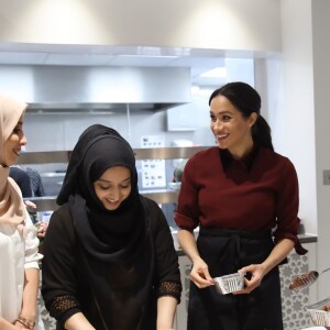 La duchesse Meghan de Sussex (Meghan Markle), enceinte et habillée d'une robe Club Monaco (et d'un tablier), a rencontré à nouveau les femmes de la Hubb Community Kitchen et cuisiné avec elles le 21 novembre 2018 au centre culturel Al Manaar dans North Kensington à Londres.