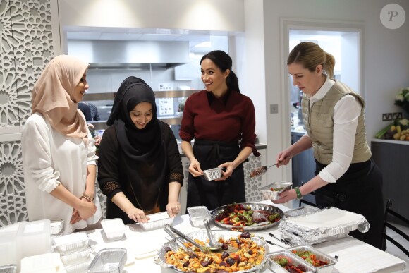 La duchesse Meghan de Sussex (Meghan Markle), enceinte et habillée d'une robe Club Monaco (et d'un tablier), a rencontré à nouveau les femmes de la Hubb Community Kitchen et cuisiné avec elles le 21 novembre 2018 au centre culturel Al Manaar dans North Kensington à Londres.