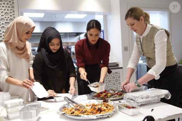 La duchesse Meghan de Sussex (Meghan Markle), enceinte et habillée d'une robe Club Monaco (et d'un tablier), a rencontré à nouveau les femmes de la Hubb Community Kitchen et cuisiné avec elles le 21 novembre 2018 au centre culturel Al Manaar dans North Kensington à Londres.