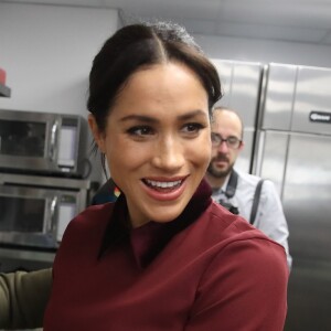 La duchesse Meghan de Sussex (Meghan Markle), enceinte et habillée d'une robe Club Monaco (et d'un tablier), a rencontré à nouveau les femmes de la Hubb Community Kitchen et cuisiné avec elles le 21 novembre 2018 au centre culturel Al Manaar dans North Kensington à Londres.