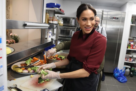 La duchesse Meghan de Sussex (Meghan Markle), enceinte et habillée d'une robe Club Monaco (et d'un tablier), a rencontré à nouveau les femmes de la Hubb Community Kitchen et cuisiné avec elles le 21 novembre 2018 au centre culturel Al Manaar dans North Kensington à Londres.