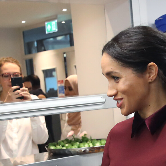 La duchesse Meghan de Sussex (Meghan Markle), enceinte et habillée d'une robe Club Monaco (et d'un tablier), a rencontré à nouveau les femmes de la Hubb Community Kitchen et cuisiné avec elles le 21 novembre 2018 au centre culturel Al Manaar dans North Kensington à Londres.