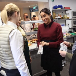 La duchesse Meghan de Sussex (Meghan Markle), enceinte et habillée d'une robe Club Monaco (et d'un tablier), a rencontré à nouveau les femmes de la Hubb Community Kitchen et cuisiné avec elles le 21 novembre 2018 au centre culturel Al Manaar dans North Kensington à Londres.