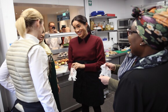La duchesse Meghan de Sussex (Meghan Markle), enceinte et habillée d'une robe Club Monaco (et d'un tablier), a rencontré à nouveau les femmes de la Hubb Community Kitchen et cuisiné avec elles le 21 novembre 2018 au centre culturel Al Manaar dans North Kensington à Londres.