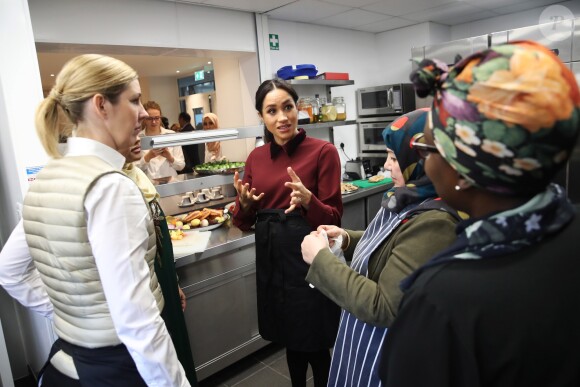 La duchesse Meghan de Sussex (Meghan Markle), enceinte et habillée d'une robe Club Monaco (et d'un tablier), a rencontré à nouveau les femmes de la Hubb Community Kitchen et cuisiné avec elles le 21 novembre 2018 au centre culturel Al Manaar dans North Kensington à Londres.
