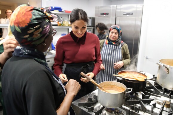 La duchesse Meghan de Sussex (Meghan Markle), enceinte et habillée d'une robe Club Monaco (et d'un tablier), a rencontré à nouveau les femmes de la Hubb Community Kitchen et cuisiné avec elles le 21 novembre 2018 au centre culturel Al Manaar dans North Kensington à Londres.