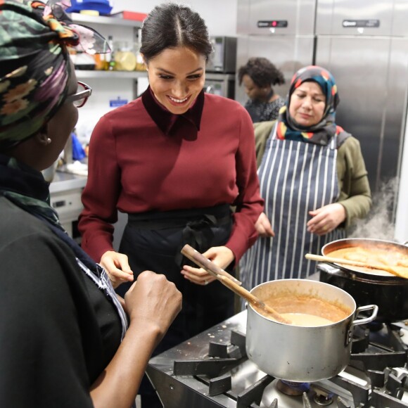 La duchesse Meghan de Sussex (Meghan Markle), enceinte et habillée d'une robe Club Monaco (et d'un tablier), a rencontré à nouveau les femmes de la Hubb Community Kitchen et cuisiné avec elles le 21 novembre 2018 au centre culturel Al Manaar dans North Kensington à Londres.