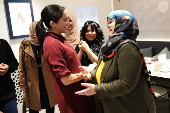 La duchesse Meghan de Sussex (Meghan Markle), enceinte et habillée d'une robe Club Monaco (et d'un tablier), a rencontré à nouveau les femmes de la Hubb Community Kitchen et cuisiné avec elles le 21 novembre 2018 au centre culturel Al Manaar dans North Kensington à Londres.