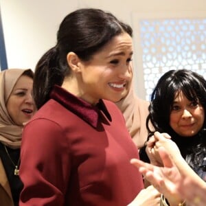 La duchesse Meghan de Sussex (Meghan Markle), enceinte et habillée d'une robe Club Monaco (et d'un tablier), a rencontré à nouveau les femmes de la Hubb Community Kitchen et cuisiné avec elles le 21 novembre 2018 au centre culturel Al Manaar dans North Kensington à Londres.