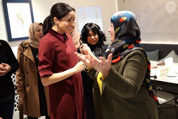 La duchesse Meghan de Sussex (Meghan Markle), enceinte et habillée d'une robe Club Monaco (et d'un tablier), a rencontré à nouveau les femmes de la Hubb Community Kitchen et cuisiné avec elles le 21 novembre 2018 au centre culturel Al Manaar dans North Kensington à Londres.