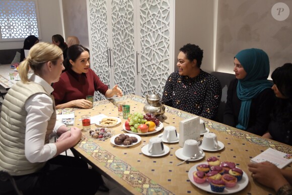 La duchesse Meghan de Sussex (Meghan Markle), enceinte et habillée d'une robe Club Monaco (et d'un tablier), a rencontré à nouveau les femmes de la Hubb Community Kitchen et cuisiné avec elles le 21 novembre 2018 au centre culturel Al Manaar dans North Kensington à Londres.