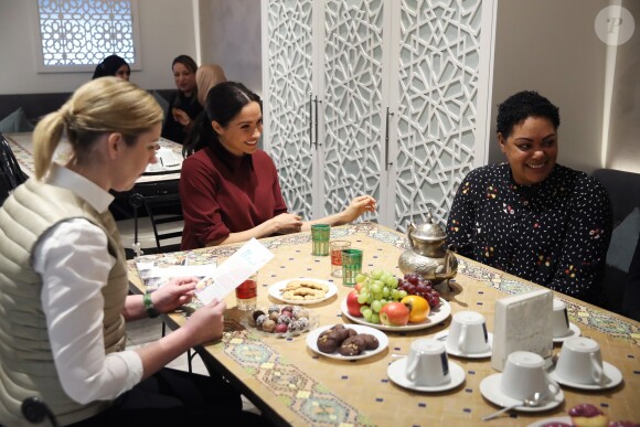 La duchesse Meghan de Sussex (Meghan Markle), enceinte et habillée d'une robe Club Monaco (et d'un tablier), a rencontré à nouveau les femmes de la Hubb Community Kitchen et cuisiné avec elles le 21 novembre 2018 au centre culturel Al Manaar dans North Kensington à Londres.