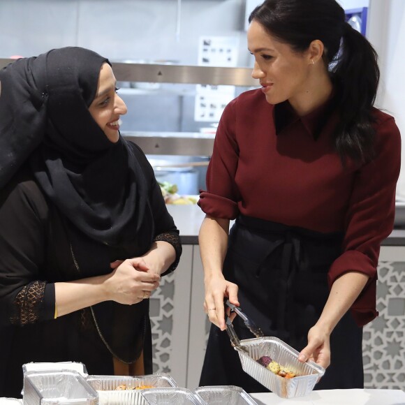 La duchesse Meghan de Sussex (Meghan Markle), enceinte et habillée d'une robe Club Monaco (et d'un tablier), a rencontré à nouveau les femmes de la Hubb Community Kitchen et cuisiné avec elles le 21 novembre 2018 au centre culturel Al Manaar dans North Kensington à Londres.