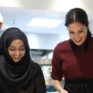 La duchesse Meghan de Sussex (Meghan Markle), enceinte et habillée d'une robe Club Monaco (et d'un tablier), a rencontré à nouveau les femmes de la Hubb Community Kitchen et cuisiné avec elles le 21 novembre 2018 au centre culturel Al Manaar dans North Kensington à Londres.