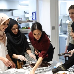 La duchesse Meghan de Sussex (Meghan Markle), enceinte et habillée d'une robe Club Monaco (et d'un tablier), a rencontré à nouveau les femmes de la Hubb Community Kitchen et cuisiné avec elles le 21 novembre 2018 au centre culturel Al Manaar dans North Kensington à Londres.