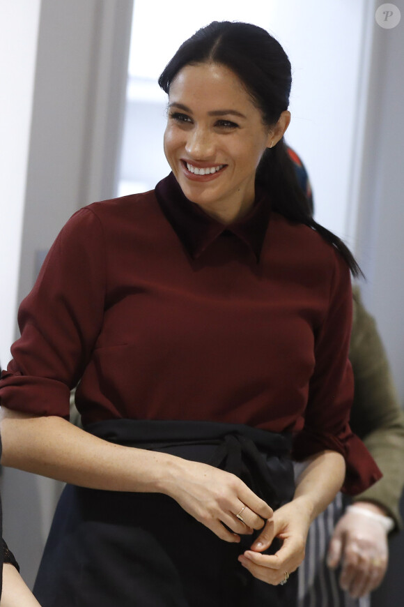 La duchesse Meghan de Sussex (Meghan Markle), enceinte et habillée d'une robe Club Monaco (et d'un tablier), a rencontré à nouveau les femmes de la Hubb Community Kitchen et cuisiné avec elles le 21 novembre 2018 au centre culturel Al Manaar dans North Kensington à Londres.