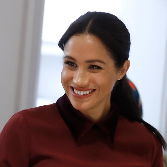 La duchesse Meghan de Sussex (Meghan Markle), enceinte et habillée d'une robe Club Monaco (et d'un tablier), a rencontré à nouveau les femmes de la Hubb Community Kitchen et cuisiné avec elles le 21 novembre 2018 au centre culturel Al Manaar dans North Kensington à Londres.