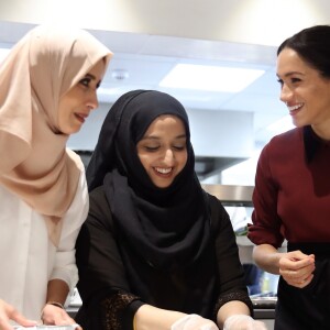 La duchesse Meghan de Sussex (Meghan Markle), enceinte et habillée d'une robe Club Monaco (et d'un tablier), a rencontré à nouveau les femmes de la Hubb Community Kitchen et cuisiné avec elles le 21 novembre 2018 au centre culturel Al Manaar dans North Kensington à Londres.