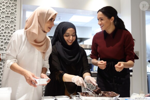 La duchesse Meghan de Sussex (Meghan Markle), enceinte et habillée d'une robe Club Monaco (et d'un tablier), a rencontré à nouveau les femmes de la Hubb Community Kitchen et cuisiné avec elles le 21 novembre 2018 au centre culturel Al Manaar dans North Kensington à Londres.
