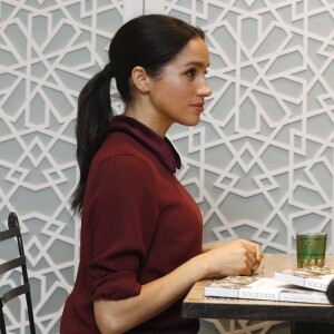 La duchesse Meghan de Sussex (Meghan Markle), enceinte et habillée d'une robe Club Monaco (et d'un tablier), a rencontré à nouveau les femmes de la Hubb Community Kitchen et cuisiné avec elles le 21 novembre 2018 au centre culturel Al Manaar dans North Kensington à Londres.