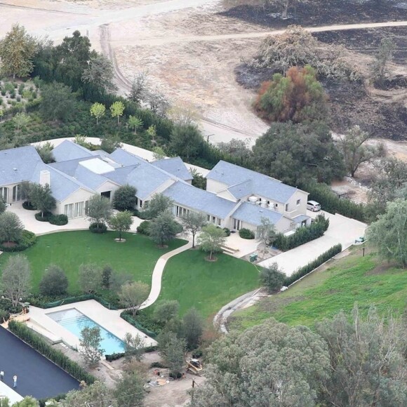 Exclusif - Vue aérienne de la maison de Kim Kardashian et son mari Kanye West après les ravages de l'incendie le plus meurtrier et le plus destructeur de l'histoire de la Californie. Kim et Kanye y ont échappé en engageant des pompiers privés pour combattre les flammes. Le couple a ainsi sauvé les villas de tout un quartier. La famille West réside à Hidden Hills, au bout d'un cul-de-sac et près d'un champ. L'incendie qui était sur le point de toucher leur villa, achetée 20 millions de dollars en 2014 et évacuée en urgence vendredi dernier, aurait également pu se propager jusqu'aux résidences voisines. Le 19 novembre 2018