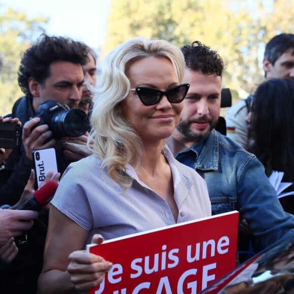 L'actrice américaine Pamela Anderson (Danse avec les Stars 2018) se fait enfermer lors d'un happening contre les élevages en cage sur la place de la République à Paris, France, le 10 octobre 2018. © Sébastien Valiela/Bestimage