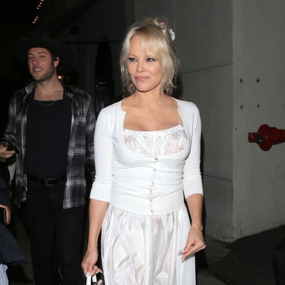 Pamela Anderson et son ami quittent le restaurant Craig's à West Hollywood le 15 juin 2018.