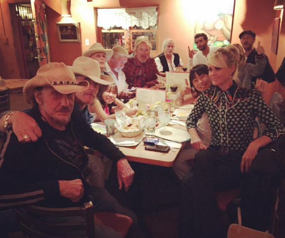 Johnny Hallyday et sa bande en plein road trip à travers les Etats-Unis - Dîner entre amis avec Laeticia à Santa Fe, le 21 septembre 2016.