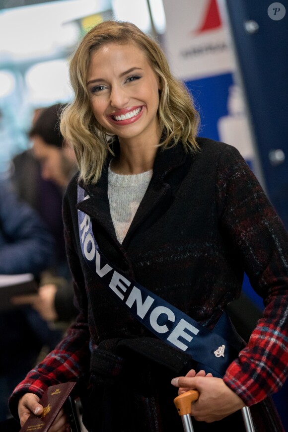 Miss Provence: Wynona Gueraïni - Les candidates à l'éléction de Miss France 2019 s'envolent pour l'Ile Maurice à l'aéroport Roissy CDG le 20 novembre 2018. © Cyril Moreau / Bestimage