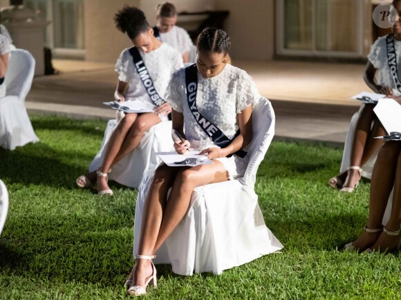 Les candidates au titre de Miss France 2019 ont passé le test de culture générale. Le 24 novembre 2018 à l'île Maurice.