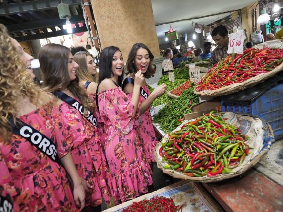 Les candidates au titre de Miss France 2019 ont fait une promenade sur un marché avant de passer le test de culture générale. Le 24 novembre 2018 à l'île Maurice.