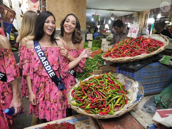 Les candidates au titre de Miss France 2019 ont fait une promenade sur un marché avant de passer le test de culture générale. Le 24 novembre 2018 à l'île Maurice.