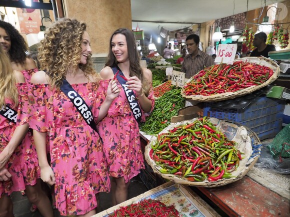 Les candidates au titre de Miss France 2019 ont fait une promenade sur un marché avant de passer le test de culture générale. Le 24 novembre 2018 à l'île Maurice.