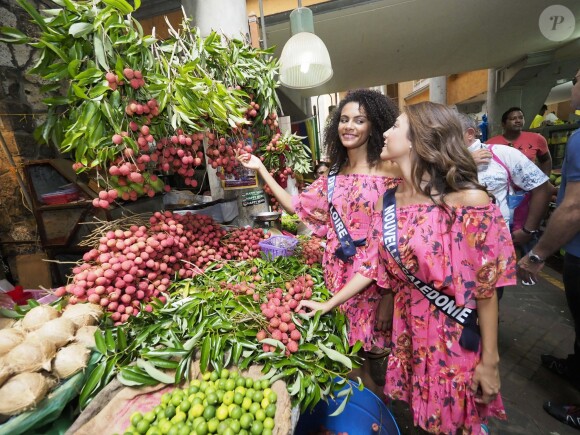 Les candidates au titre de Miss France 2019 ont fait une promenade sur un marché avant de passer le test de culture générale. Le 24 novembre 2018 à l'île Maurice.
